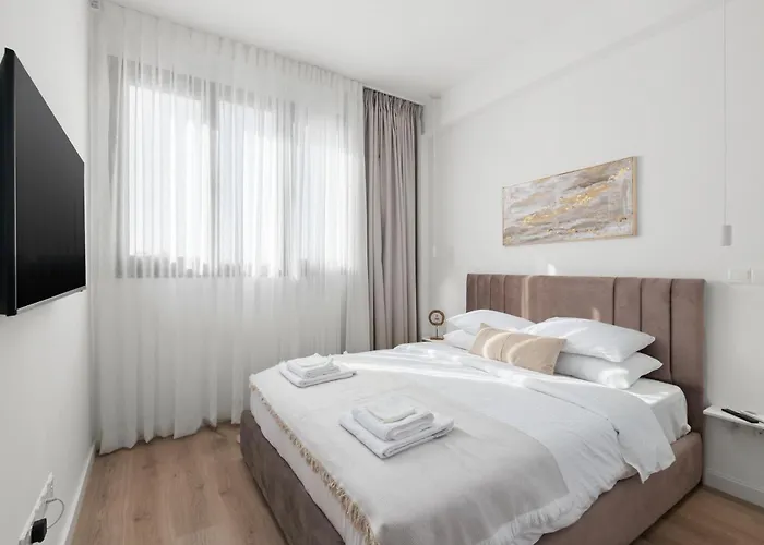 Artemis 302 - Seaside Stories * Livadhia